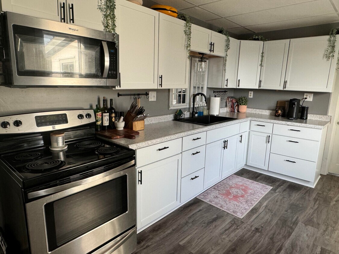 Kitchen - 362 W Scott St