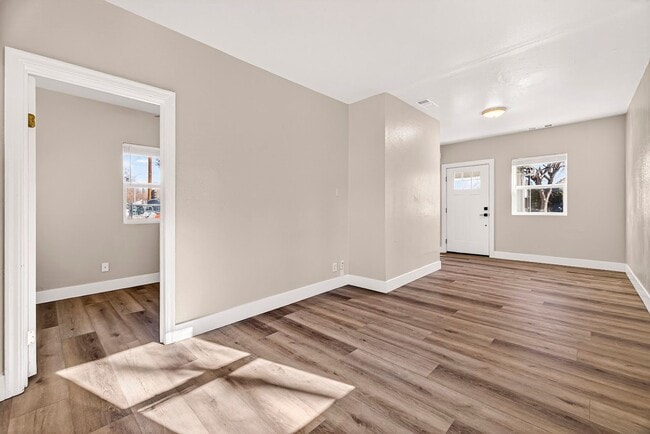 Building Photo - 1128 W 5th St