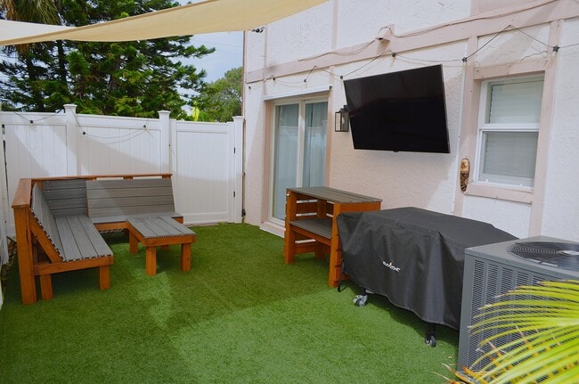 Building Photo - 595 Park Ave