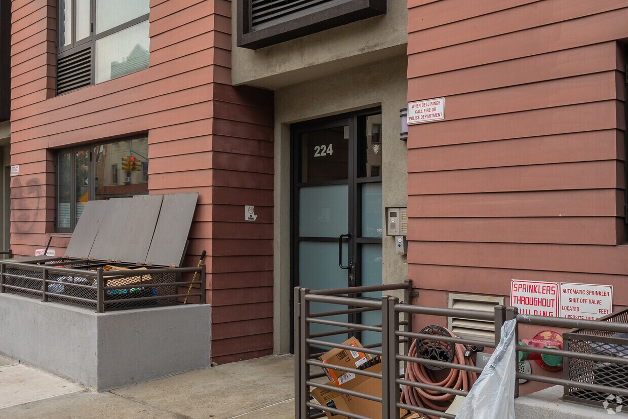 Foto del edificio - 224-226 Montrose Ave
