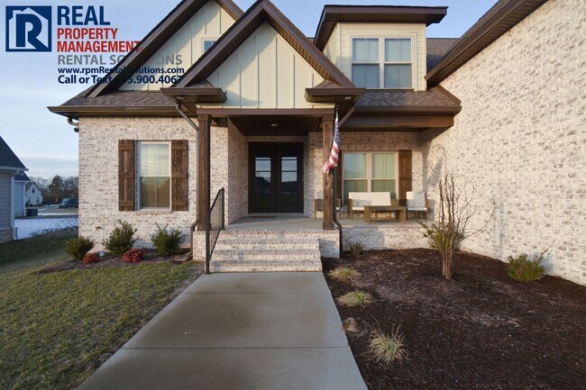 Foto del edificio - Beautiful all-brick home in the desirable ...