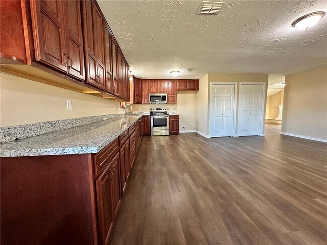 Building Photo - 1606 Stone Lake Dr