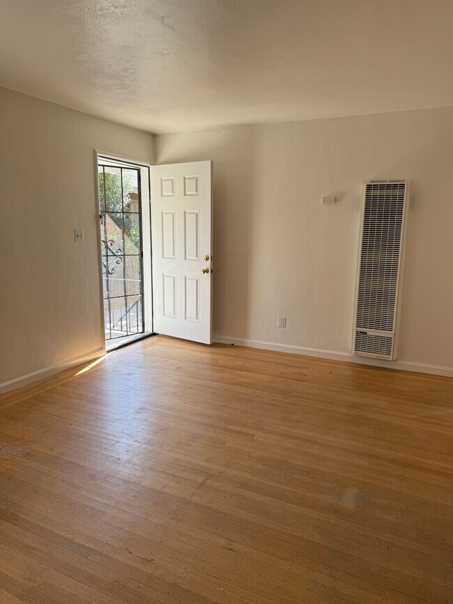 Sala de estar - 317 Herma Ct