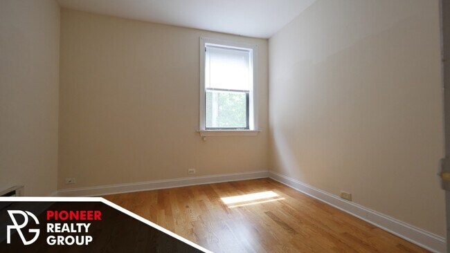 Building Photo - Large Renovated 1 bed in Courtyard building
