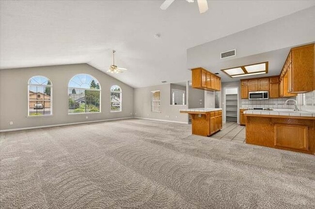 Building Photo - 2375 Fallbrook Ave