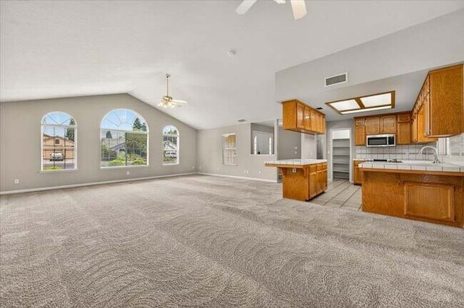 Foto del edificio - 2375 Fallbrook Ave