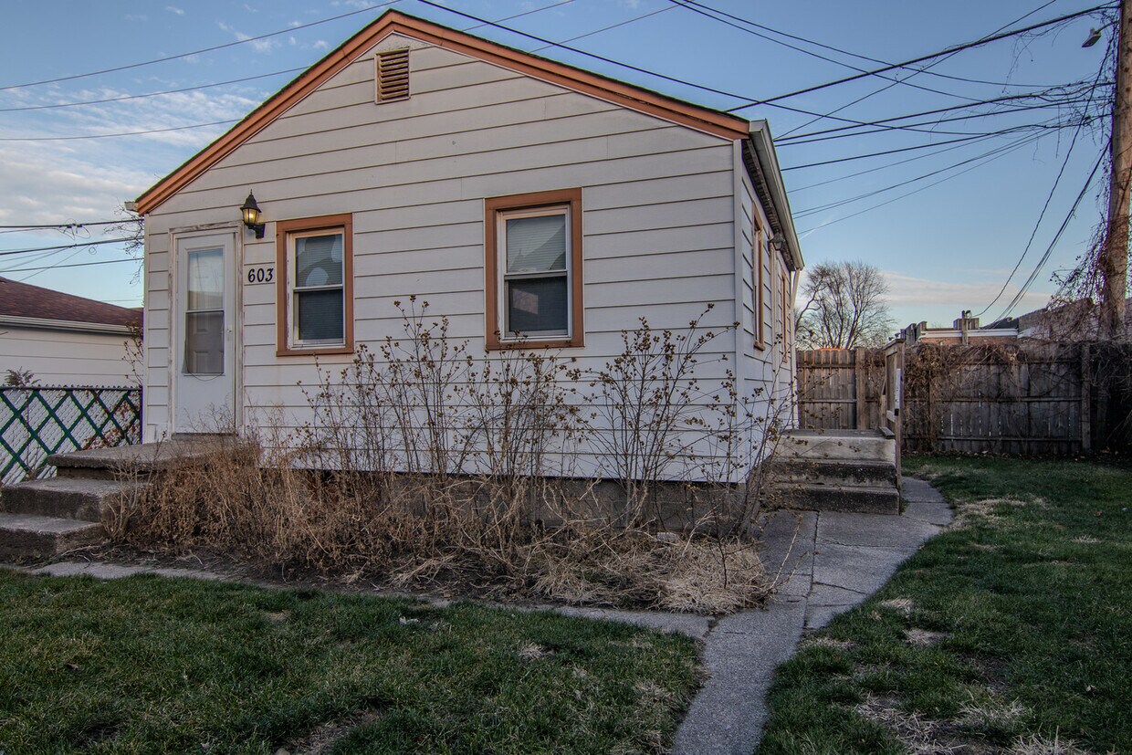 Primary Photo - 603 Greenbay Ave