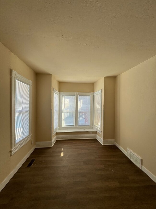 Building Photo - Large 1 Bedroom Apartment in Downtown Colo...