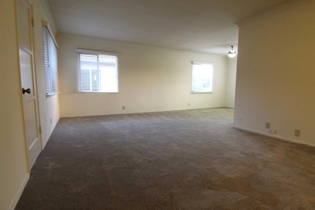 Building Photo - 3187 S Barrington Ave
