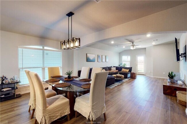 Foto del edificio - 3 Bedrom 2 bath, bonus room and a office, ...