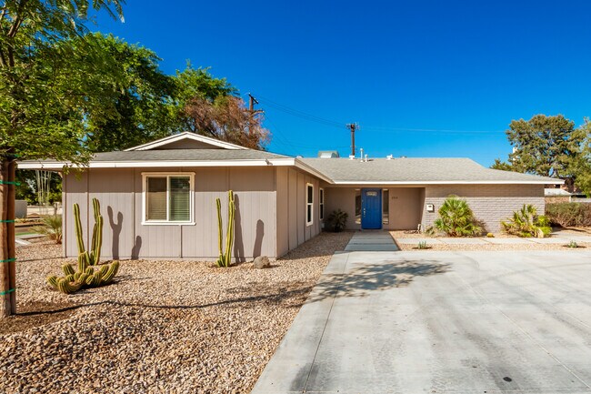 Building Photo - 304 E Balboa Dr