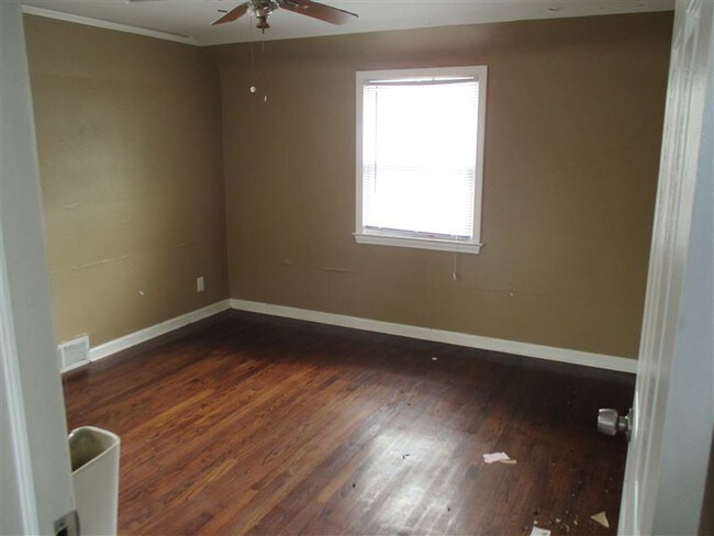 Building Photo - 8560 Roselawn St