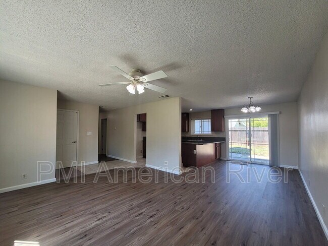 Foto del edificio - 7725 Wooddale Way