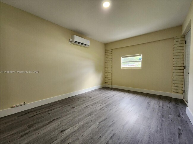 Foto del edificio - 1330 NE 133rd St