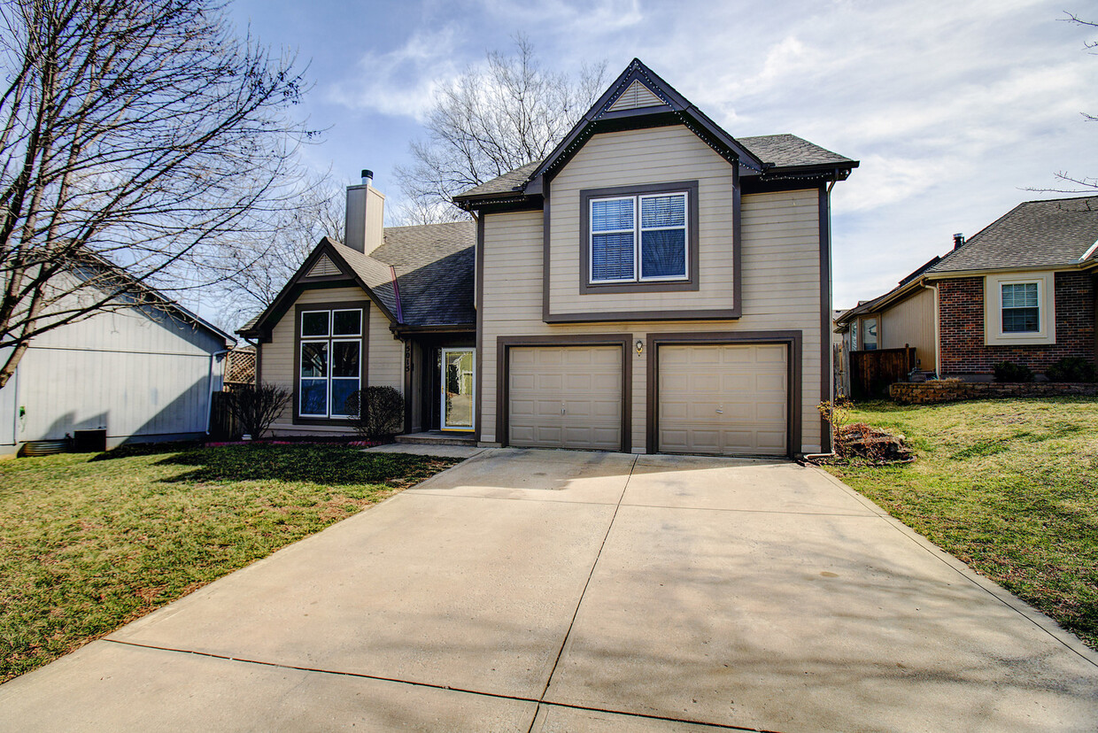 Primary Photo - {5015} Live in Oakmont + Bright and Open F...