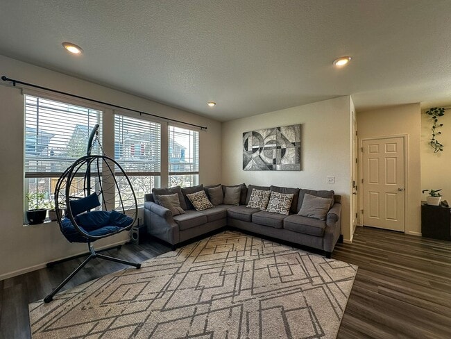 Building Photo - NEARLY NEW 3-bed Paired Home in Senderos Creek community!