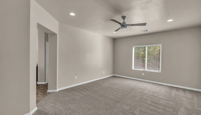 Foto del edificio - Gorgeous 4 Bed with 3 Car Garage AND Hot Tub