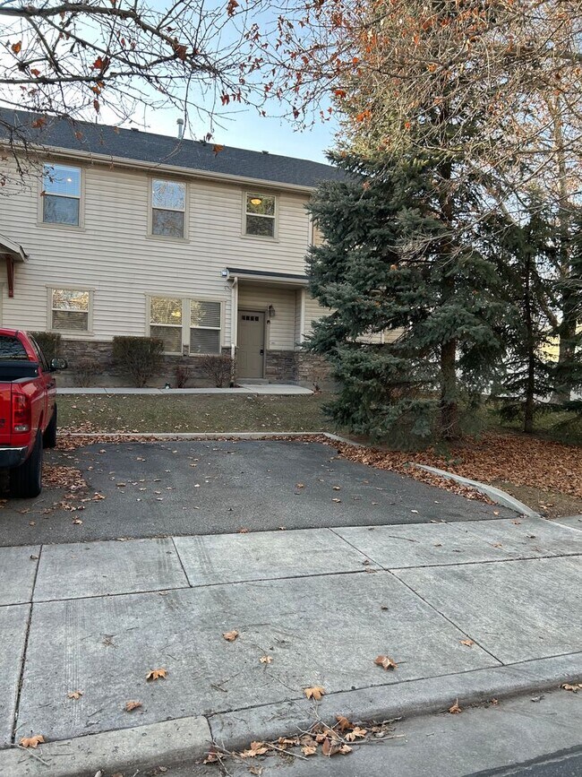 Building Photo - 2 Master Suites, 2.5 Bath Condo in West Jordan