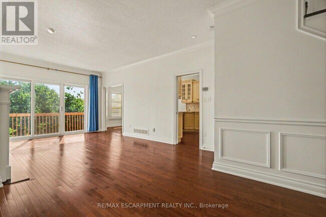 Building Photo - 74 Fairwood Pl W