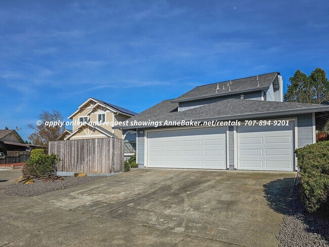 Building Photo - Newly Updated - New Appliances, Flooring, ...