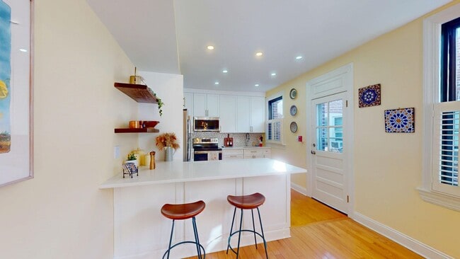 Foto del edificio - Top Floor Fully Furnished 1,000 Square Foot One Bedroom Plus Den in Kalorama