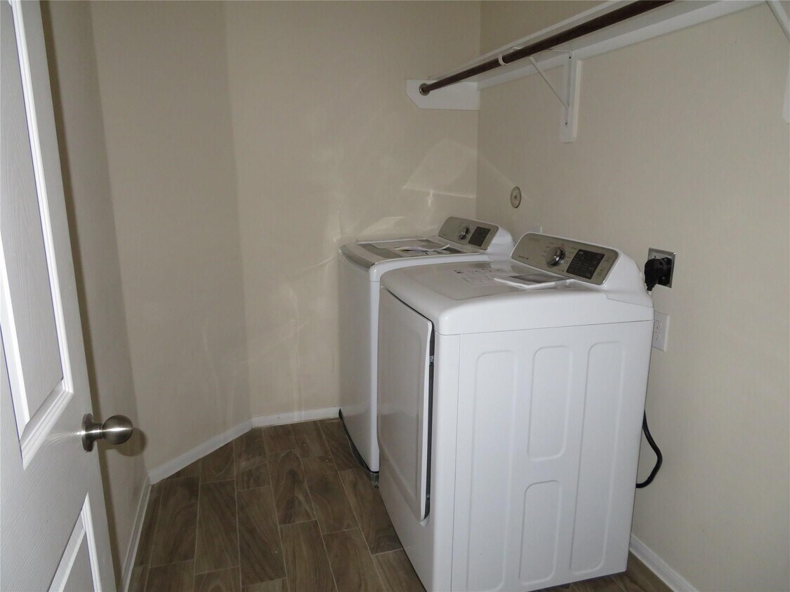 Foto del edificio - 5042 Blue Spruce Hill St