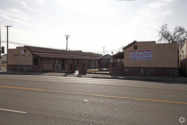 Building Photo - 894 El Camino Ave