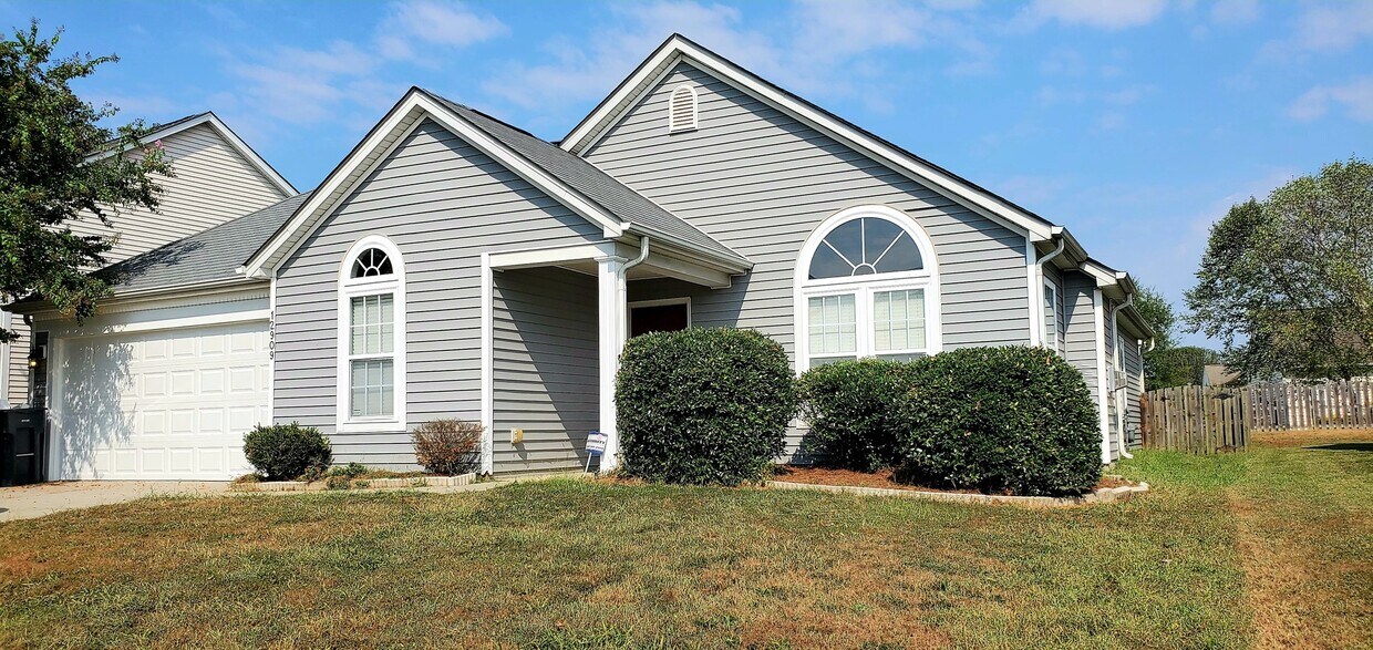 Foto principal - 3 Bedroom/2 Bath Charming Ranch