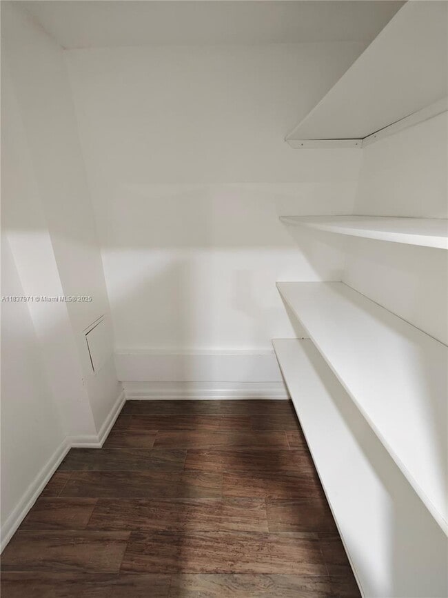 Building Photo - 801 Brickell Bay Dr