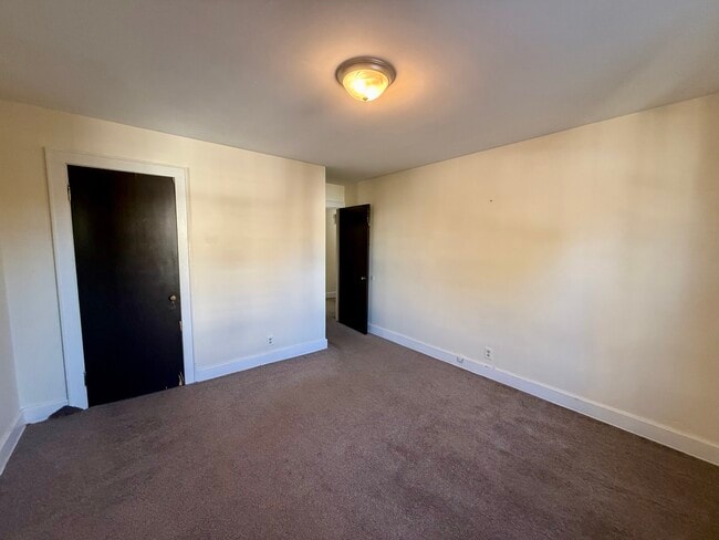 Building Photo - 17 2nd St