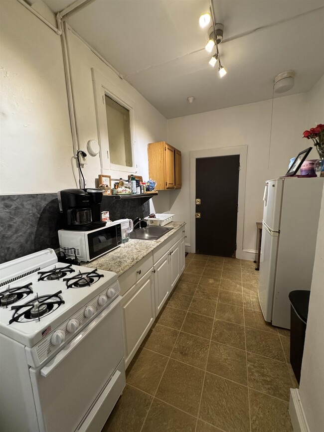 Building Photo - 711-11 Court St