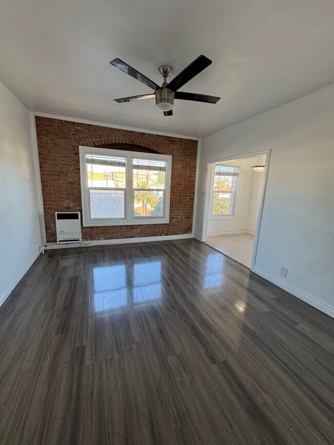 Foto del edificio - 250 S Kenmore Ave