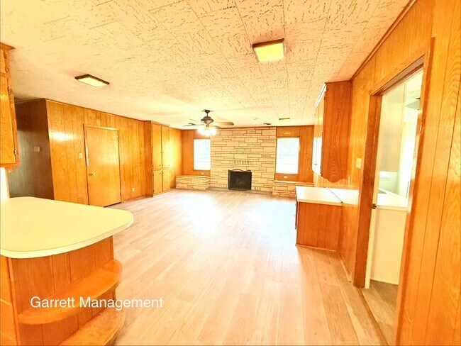 Building Photo - 1074 N Hwy 281