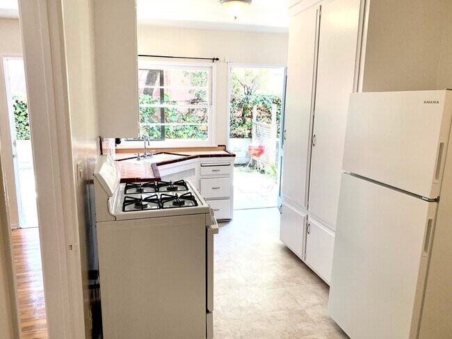 Kitchen - 833 Cedar St