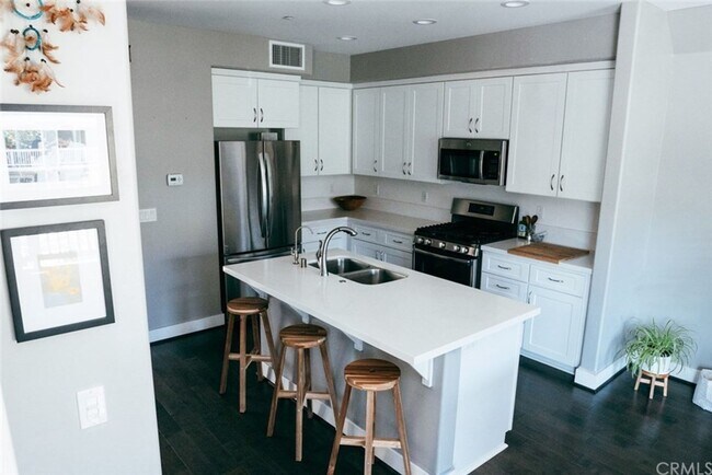 Building Photo - Beautiful 3 Bedroom 3.5 Bath Condo in San ...