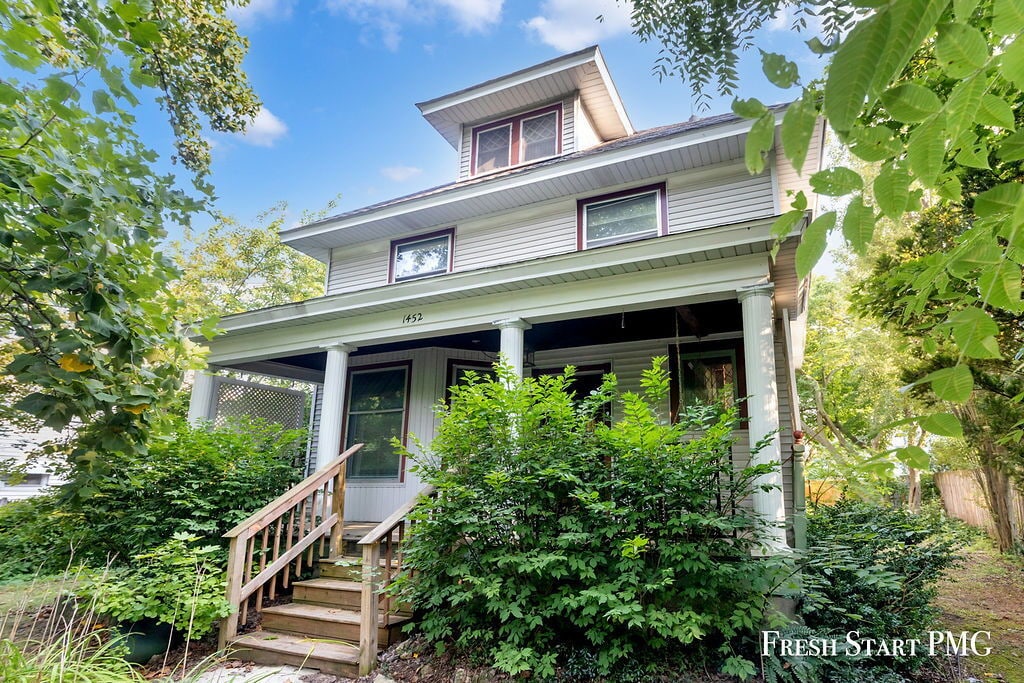 Foto principal - Spacious 3-Bedroom Haven with Sunroom & Wa...