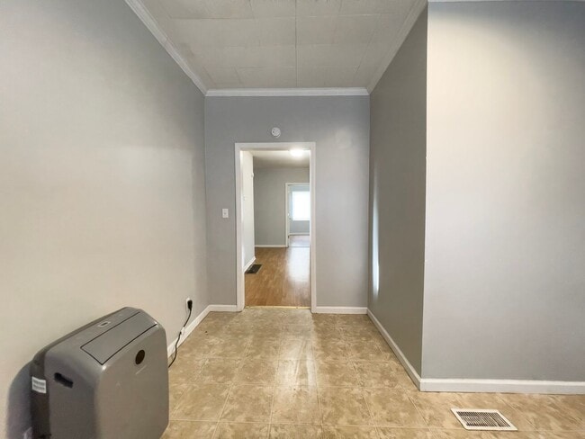 Building Photo - 118 N Martin St