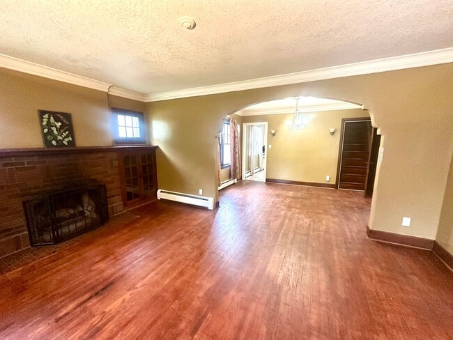 Building Photo - Charming 3 Bedroom Single Family Home Avai...