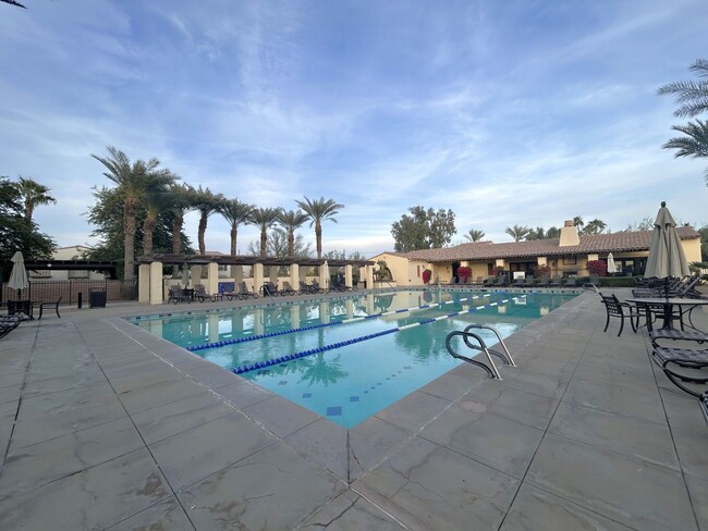Foto del edificio - COMING SOON!!3 Bed 3 Bath Condo in Spanish...