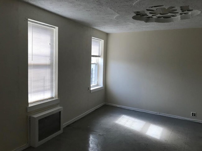 Foto del edificio - 7915 Metropolitan Ave