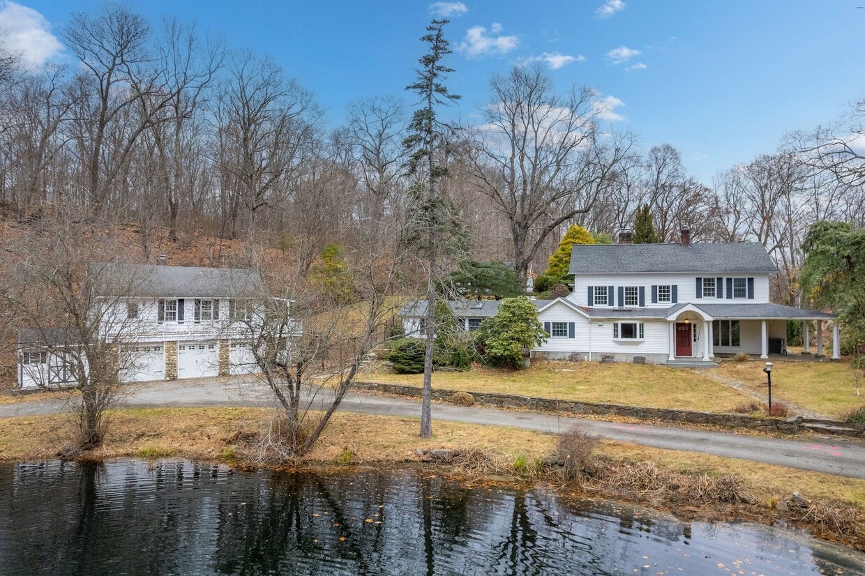 Foto principal - Beautiful 4 Bedroom 3.5 Bathroom Home On Quiet Tree-Lined Street In Millwood.