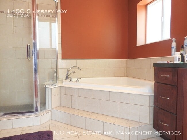 Building Photo - 1450 S Jersey Way
