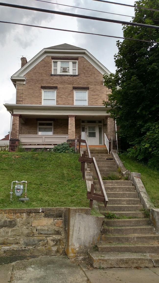 Building Photo - 814 E Brady St