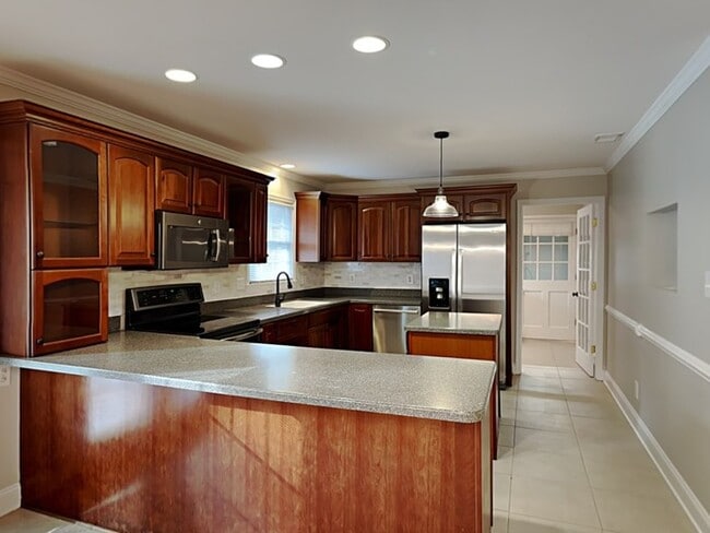 Building Photo - 100 Raymond St