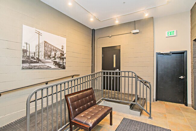 Foto del edificio - 630 N College Ave