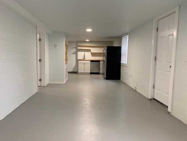 Building Photo - 735 S Phoenix Ave