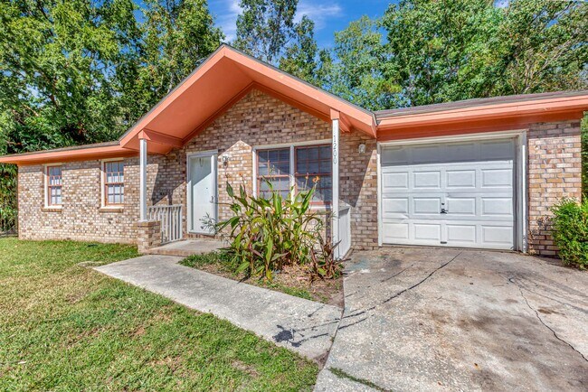 Building Photo - Lovely Ladson Brick Ranch!