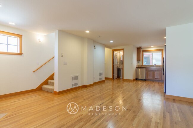 Foto del edificio - Modern Ballard Townhome | 2 Primary Suites + Office | Garage | Walk to Market ST!