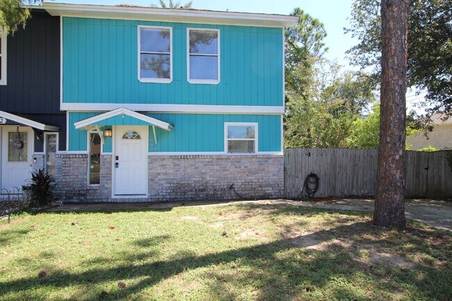 Foto del edificio - Spacious 3-Bedroom, 1.5-Bath Townhome in Gulf Breeze Near Top-Rated Schools, Beaches, and Gulf Br...