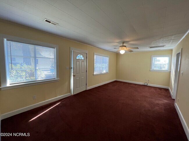 Building Photo - 204 Woodland Cir